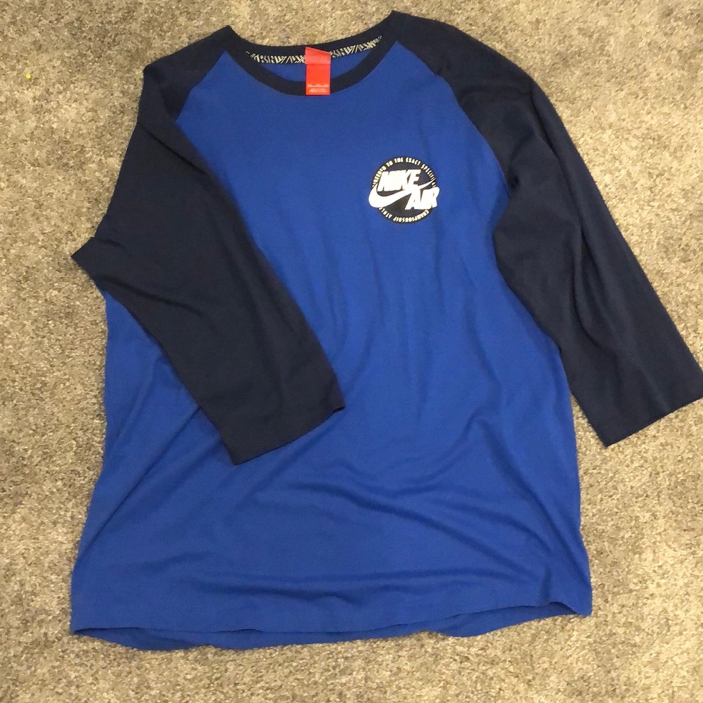 Nike Raglan sleeved graphic teee